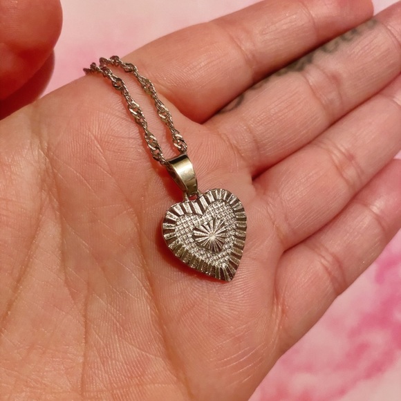 *SOLD* - Beautiful Silver Heart Necklace - Picture 3 of 4